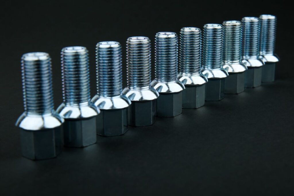 Śruby do kół – mały element, wielkie znaczenie w bezpieczeństwie pojazdów